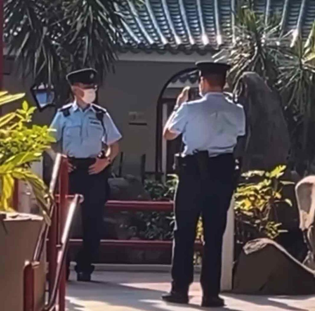 月初網上流傳一條短片，指兩名軍裝警於公園內拍照。網上片段截圖