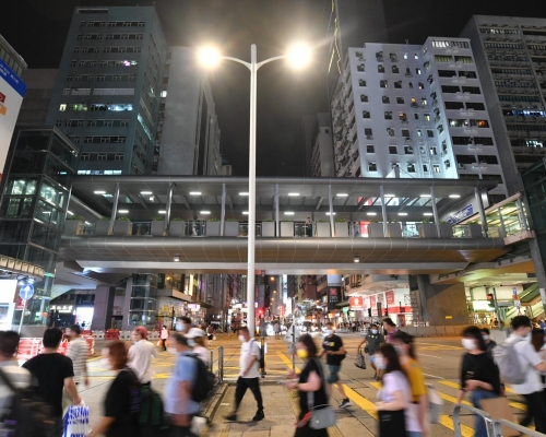 橫跨彌敦道的一段旺角道行人天橋今日開通。