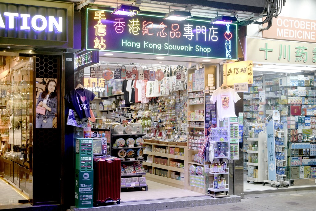 北京道14至16A号永乐大楼地下16号舖，月租16.8万，呎租420元。