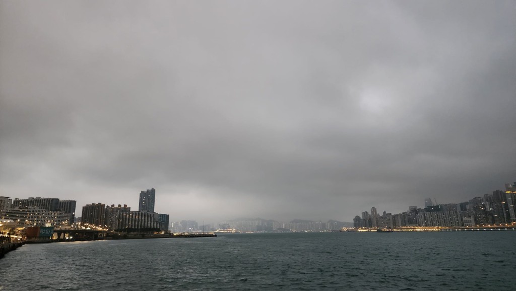 早上有一兩陣微雨,沿岸有薄霧。黎志偉攝 早上有一兩陣微雨,沿岸有薄霧。黎志偉攝