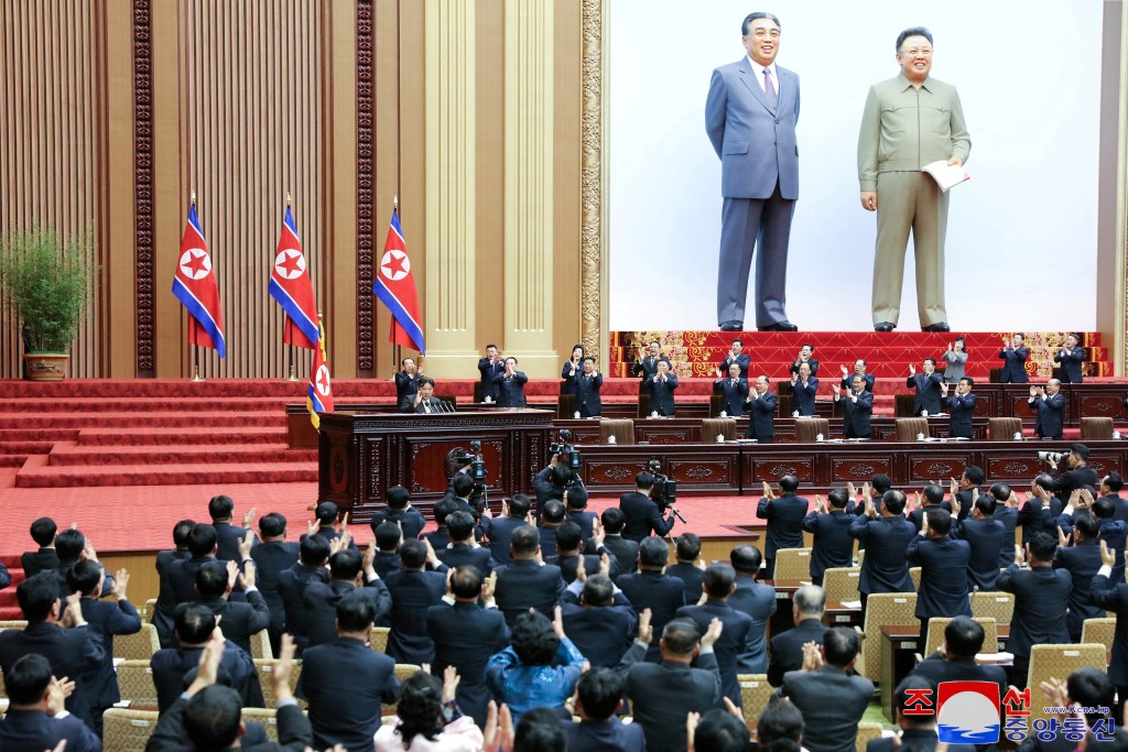 第14届最高人民会议第10次会议周一在平壤万寿台议事堂召开。路透社