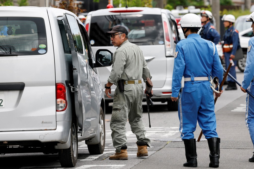 日警在宇都宫市居民区搜寻黑熊踪迹。 路透社