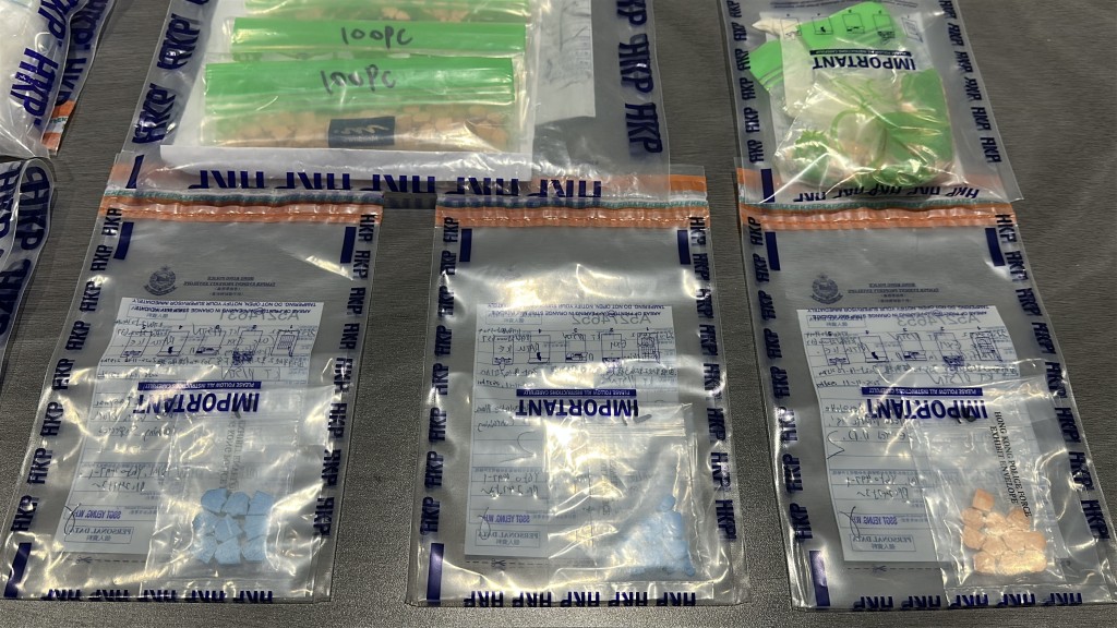 警方檢獲市值逾1600元的搖頭丸及氯胺酮。