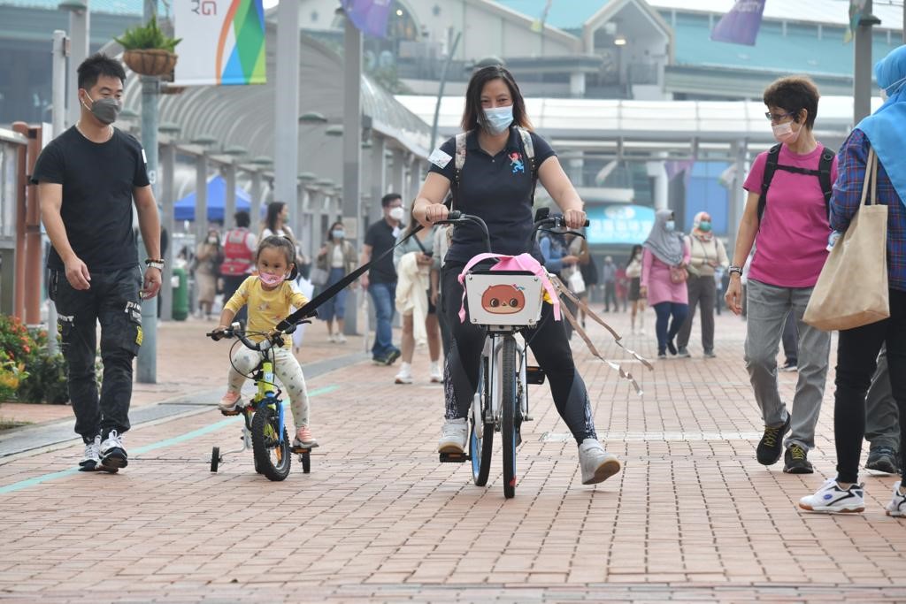 共享單車徑適合一家大細踩單車。盧江球攝