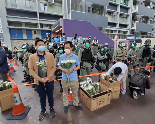 太子站外有人擺花。