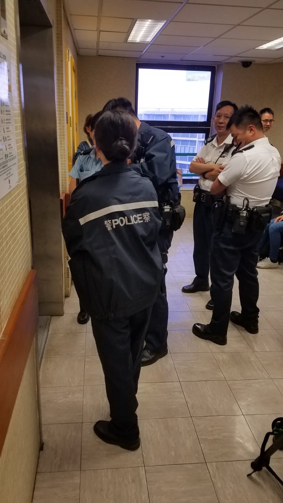 由於有傳媒在病房外守候,警員到場了解情況。