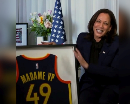 NBA勇士送贈賀錦麗球衣，將裱框在副總統辦公室。（網圖）