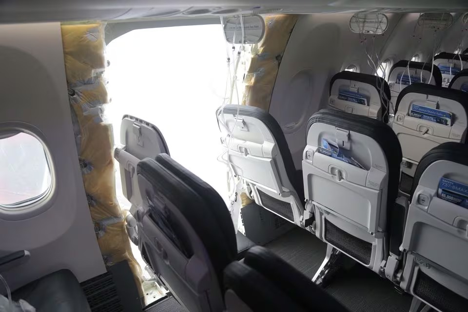 今年1月阿拉斯加航空波音737 MAX客機因窗戶飛脫，須緊急降落。 路透社