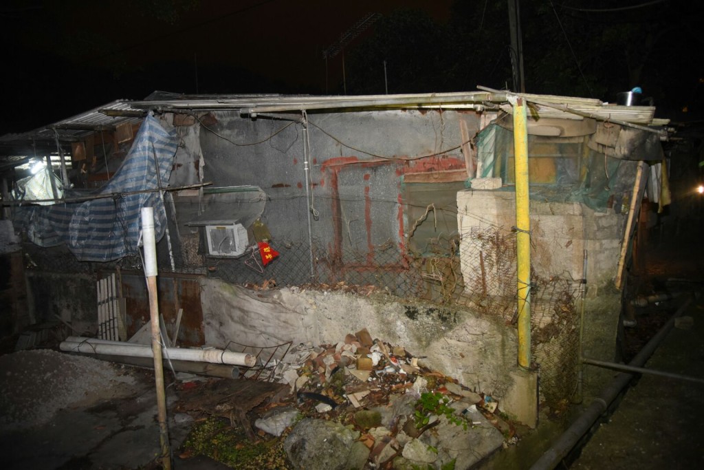 屯門虎地下村一間鐵皮屋屋內有雜物起火。