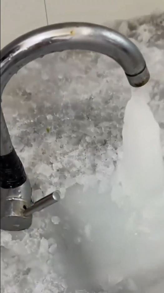 黑龍江有民眾忘關水龍頭，導致單位被冰封。抖音＠鄉村情懷