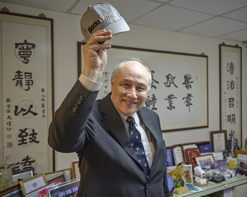 梁定邦坦言,五位海外專家短時間內辭職無疑是「公關災難」。