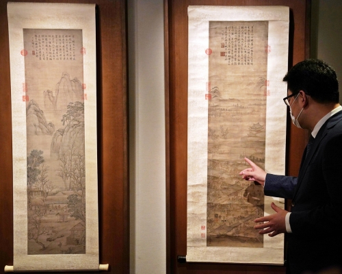 兩幅拍賣作品《禦題〈燈市行〉詩意圖》（右）及《禦題〈口數粥行〉詩意圖》（左）。