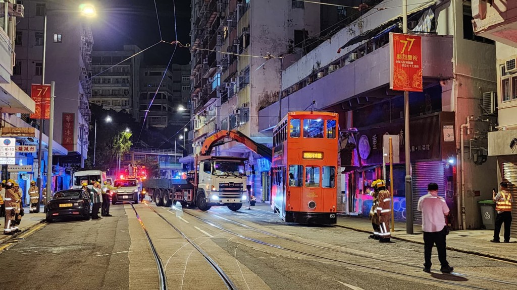 一輛電車駛至筲箕灣東大街時突然偏離路軌,近半個車廂鏟上行人路,並撞向路旁一間地舖。黎志偉攝 一輛電車駛至筲箕灣東大街時突然偏離路軌,近半個車廂鏟上行人路,並撞向路旁一間地舖。黎志偉攝