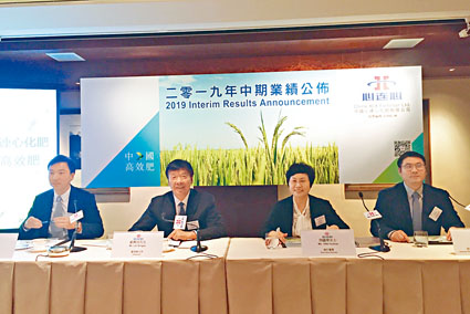 心連心化肥主席劉興旭（左二）指，今明2年為產能投入的高峰期，為公司後續整體產能釋放做鋪墊。