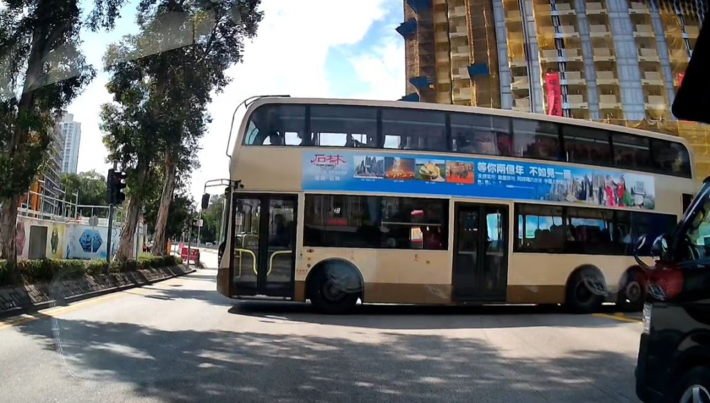 九巴未有轉彎，向前直駛。fb車cam L（香港群組）影片截圖