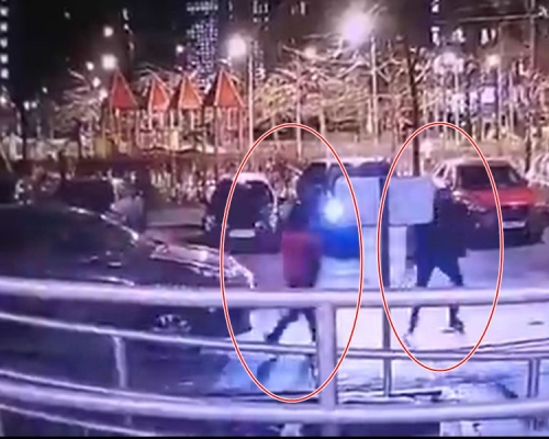 行凶者在街上向该对兄弟开枪。网图