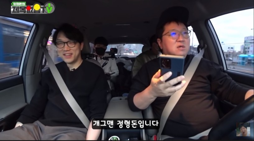 鄭亨敦拍低咗自己邊用手機邊揸車的畫面。