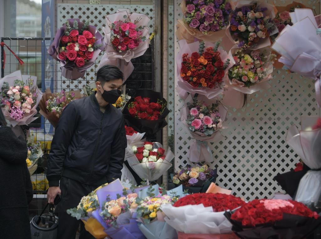 男士到花店選購鮮花送給女友或妻子。