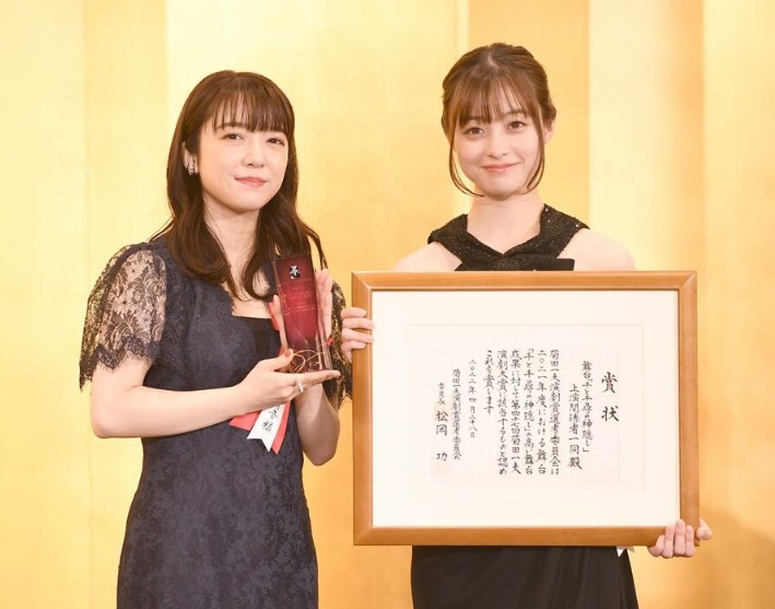 桥本环奈与上白石萌音（左）都是日本新生代女星。