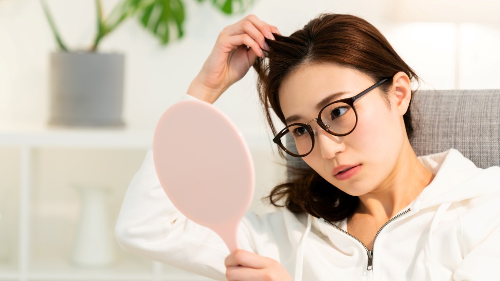 30至40歲後易出白髮？醫生教5招重現黑髮 深呼吸/散步也有效！