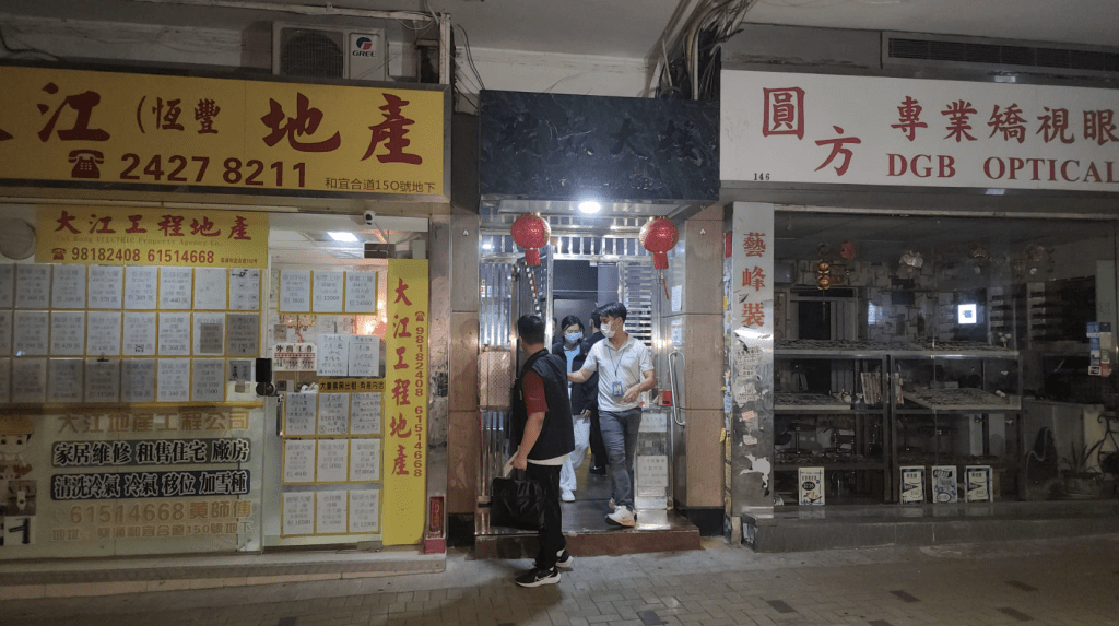 至晚上11时许，多名警员从大厦步出离开。黎志伟摄