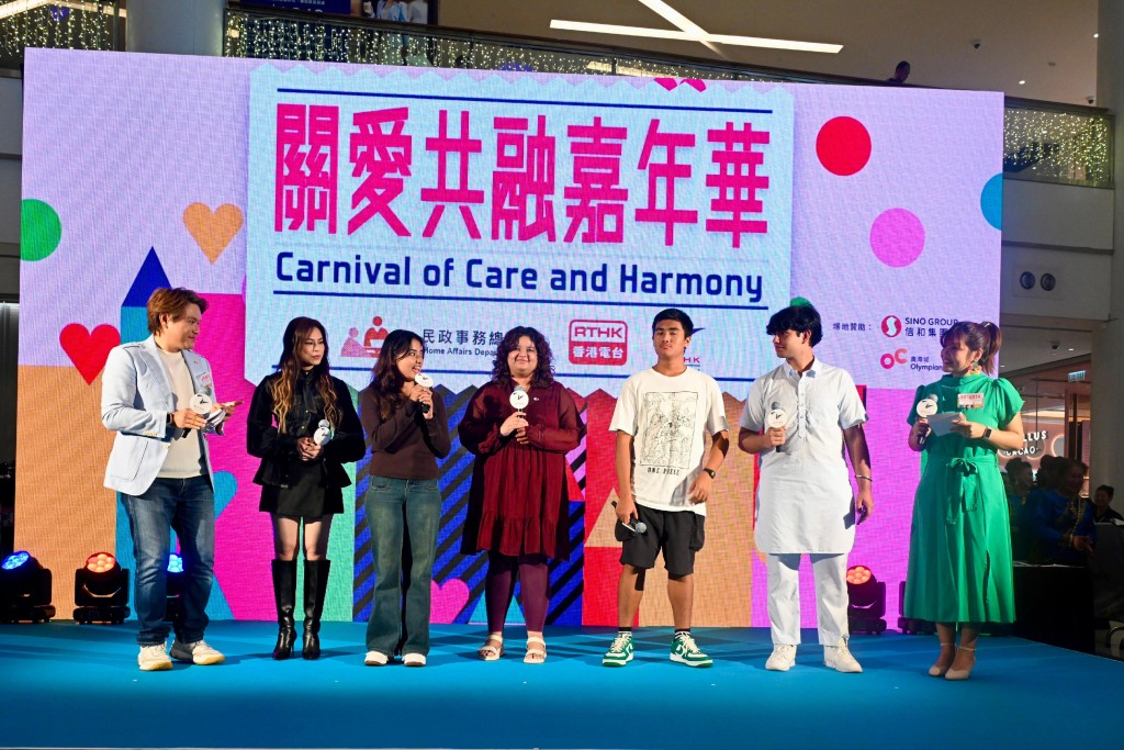 四名非華裔年青人在台上分享參加「少數族裔人士支援服務中心」內地交流團的體驗。(政府新聞處圖片) 四名非華裔年青人在台上分享參加「少數族裔人士支援服務中心」內地交流團的體驗。(政府新聞處圖片)