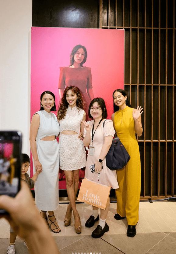 陈凯琳被马来西亚粉丝邀合照。