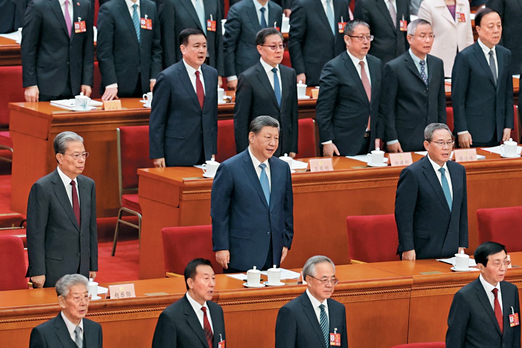 国家主席习近平等领导人在政协会议开幕会上齐唱国歌。