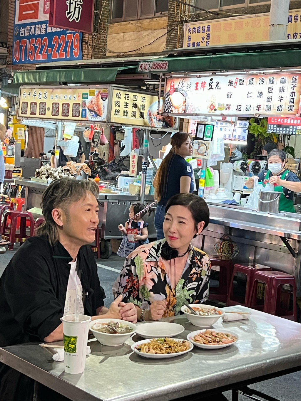草蜢到台湾开演唱会， 芷珊更与成员之一的苏志威到夜市吃美食。