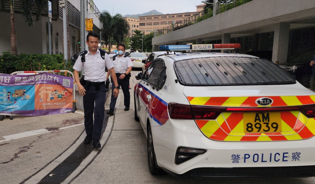 大批警員在場調查。
