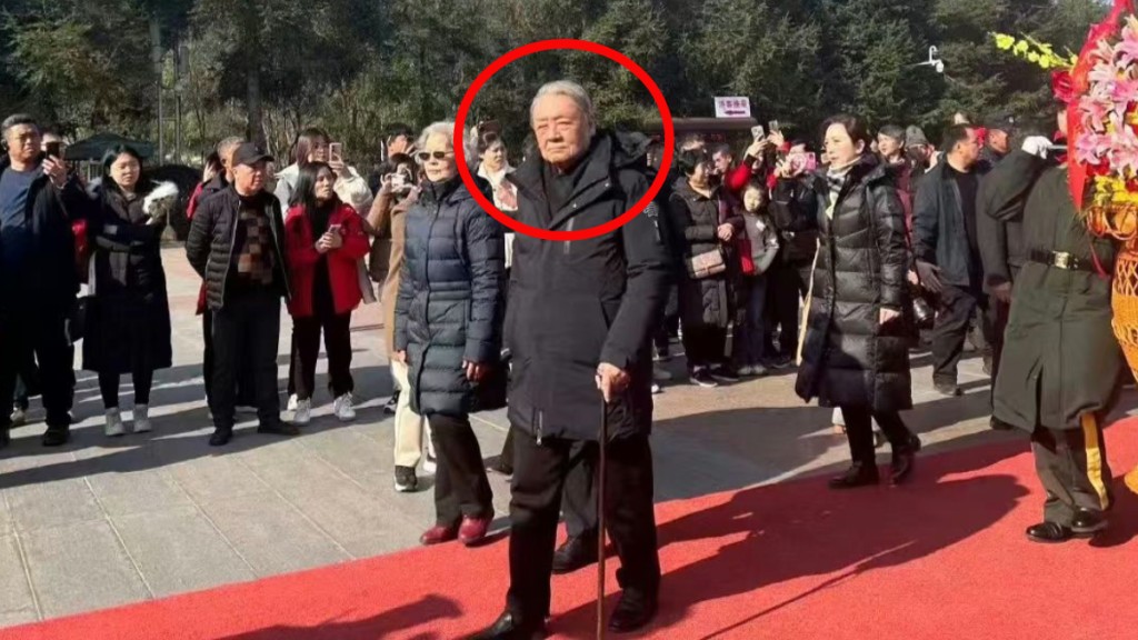 82歲的毛澤東侄子毛遠新（紅圈）及其家屬昨天冒著嚴寒現身韶山，向毛澤東敬獻花籃。