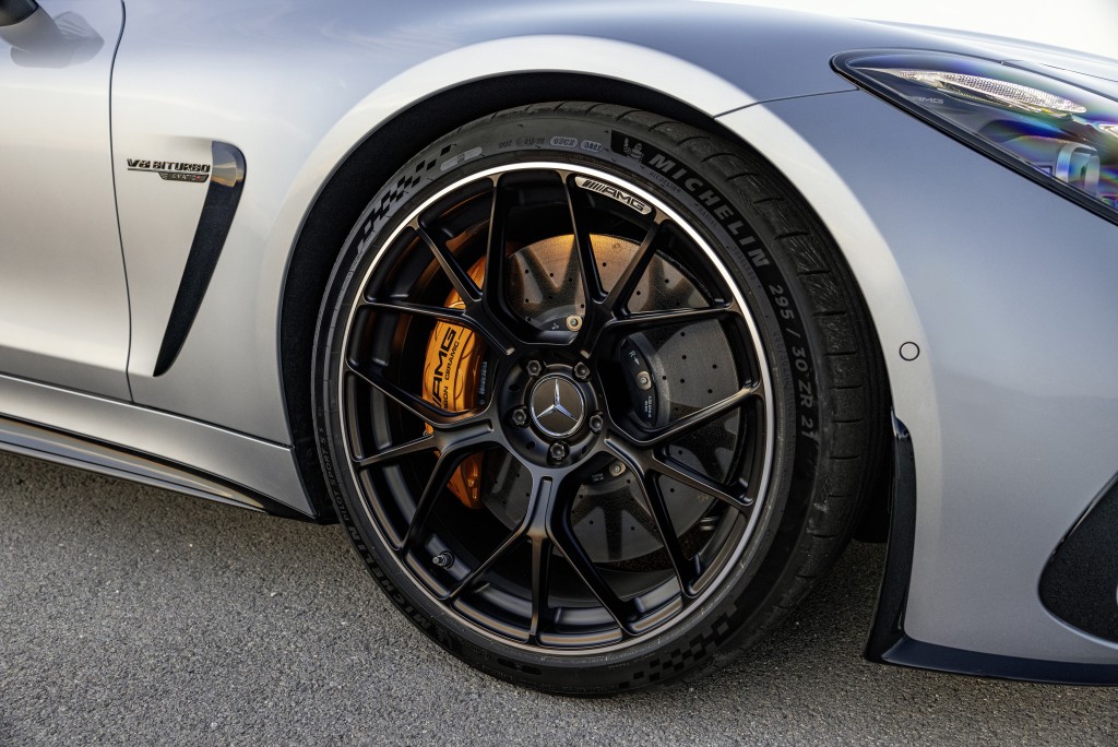平治新款Mercedes-AMG GT 63 4Matic+ Coupe配用21吋AMG輕合金輪圈、黃色制動卡鉗等配搭。
