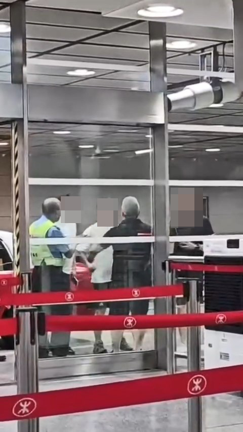 一名黑衣男突然動手,嘗試揮拳施襲。網上片段截圖 一名黑衣男突然動手,嘗試揮拳施襲。網上片段截圖