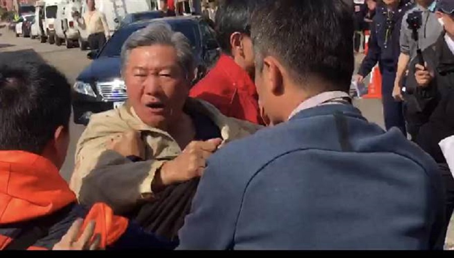 有示威者向蔡英文抗議被帶走。網上圖片