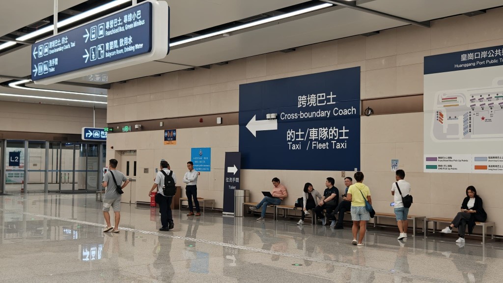 南下旅客过关后,有清晰指示牌及人员提供交通资讯协助出市区。周正豪摄 南下旅客过关后,有清晰指示牌及人员提供交通资讯协助出市区。周正豪摄