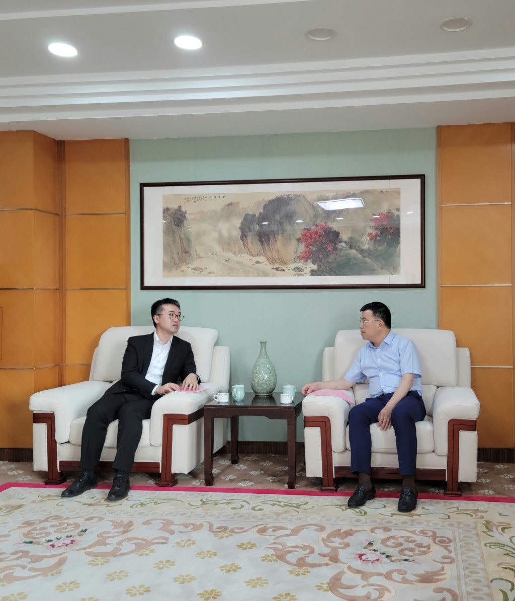 施俊輝（左）與浙江省教育廳總督學舒培冬（右）會面。政府新聞處
