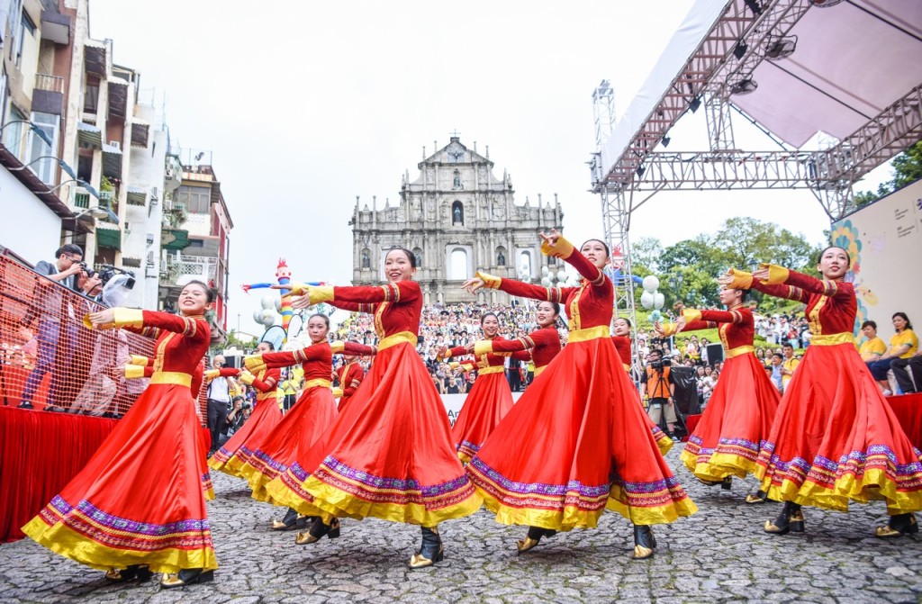 舞者於大三巴進行演出，場面非常熱閙。