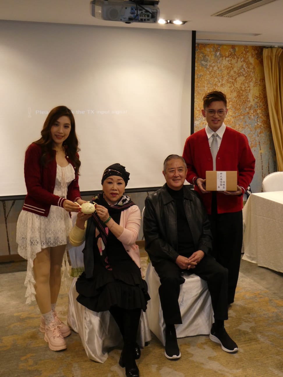 謝曉瑩送南鳳茶壺,譚穎倫送吳仟峰潤喉茶。 謝曉瑩送南鳳茶壺,譚穎倫送吳仟峰潤喉茶。