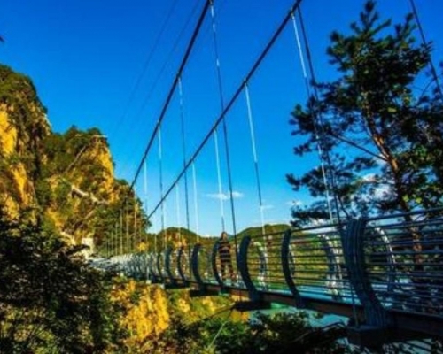 辽宁本溪虎谷峡景区玻璃滑道发生事故。(网图)
