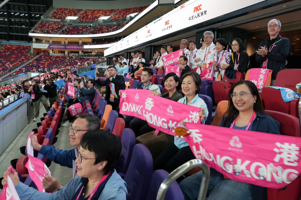 何永賢到啟德體育園觀賽，與同僚一起見證全運會七人制橄欖球項目男子組冠亞軍賽。何永賢fb