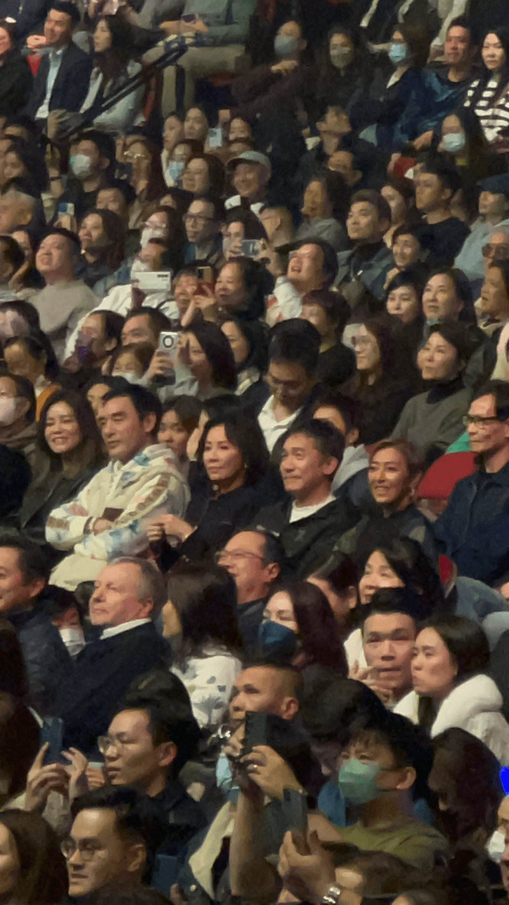 梁朝伟与刘嘉玲早前看好友张学友演唱会，旁边还有吴廷烨、上山诗纳、锺镇涛与爱妻范姜等多位好友。
