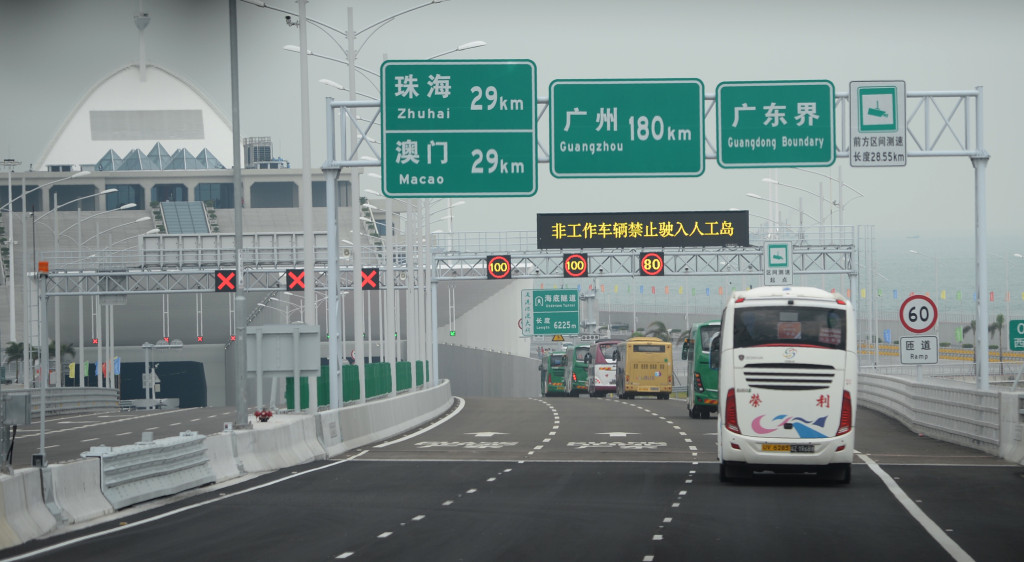 運輸署提醒,於港珠澳大橋主橋行駛的車輛必須遵守珠海當局的交通管控措施。 運輸署提醒,於港珠澳大橋主橋行駛的車輛必須遵守珠海當局的交通管控措施。