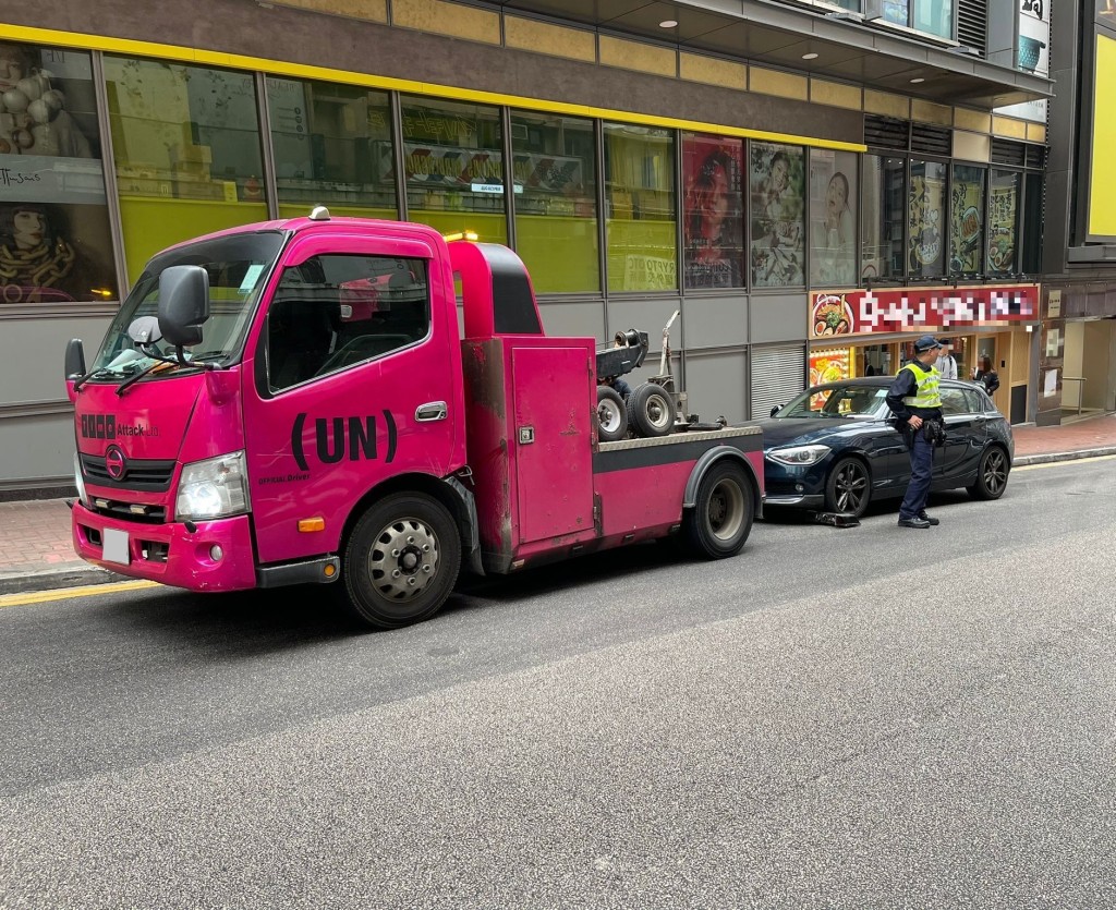 警方于西九龙黑点打击区内违例泊车。警方图片