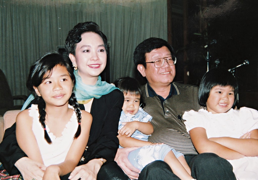 陳秋霞(左二)育有三個女兒，自言跟丈夫(右二)也非重男輕女，只求女兒快樂就好。（東周刊圖片）