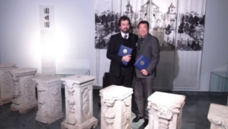 中坤集團創始人黃怒波（右）與前科德博物館館長愛蘭德（左）在科德博物館簽約時合影。 澎湃新聞