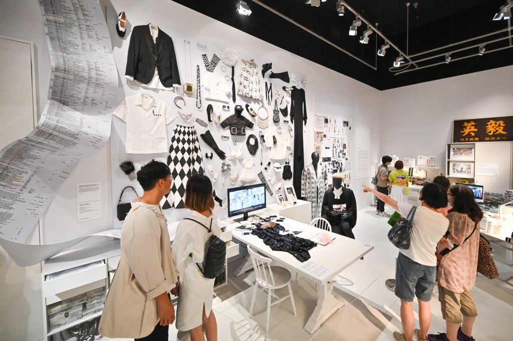 《無中生有——香港電影美術及服裝造型展》，展出電影服飾。