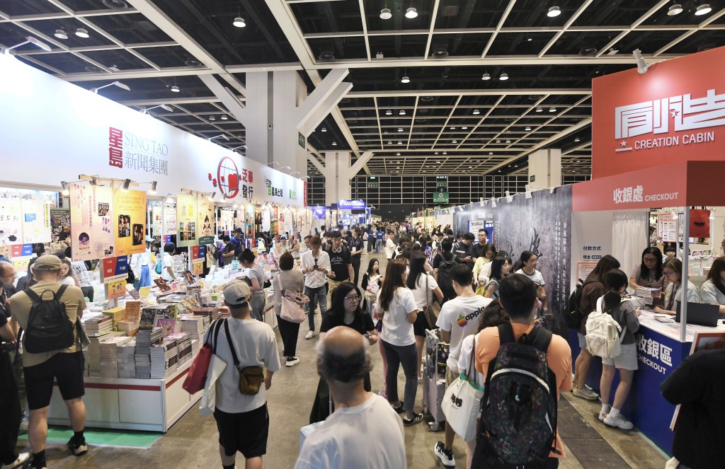 書展場內氣氛熱烈,人流不絕。何君健攝 書展場內氣氛熱烈,人流不絕。何君健攝