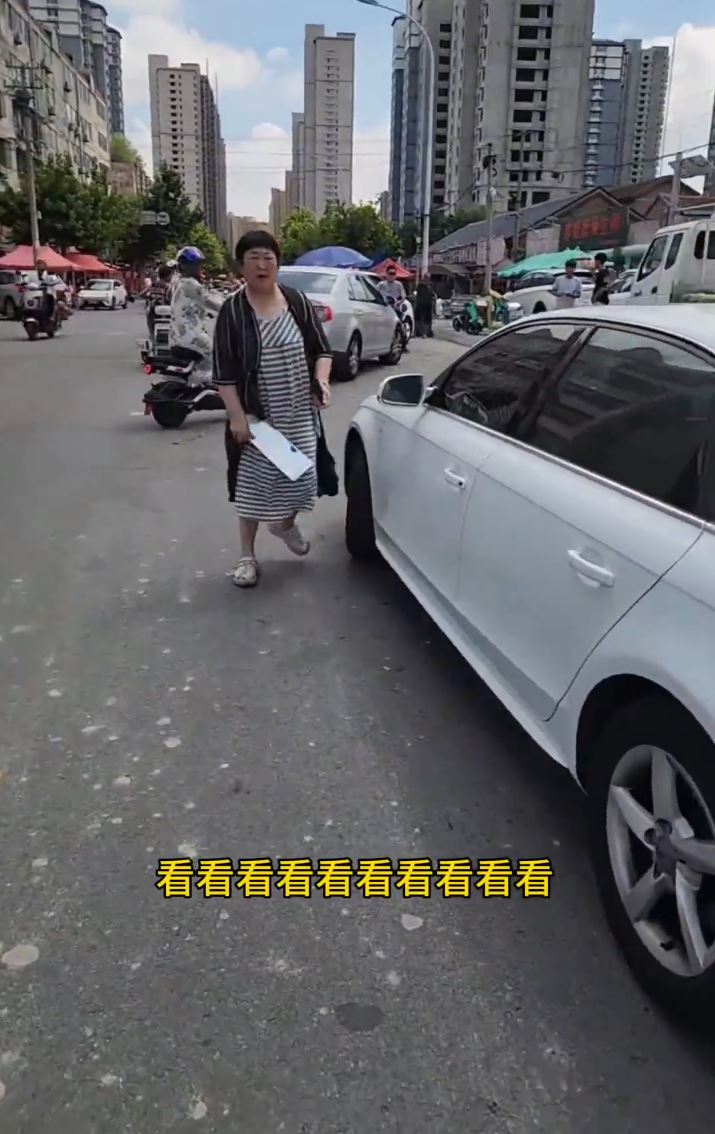 山東悍婦在水果檔掟西瓜洩憤後，被揭發違法駕套牌車。