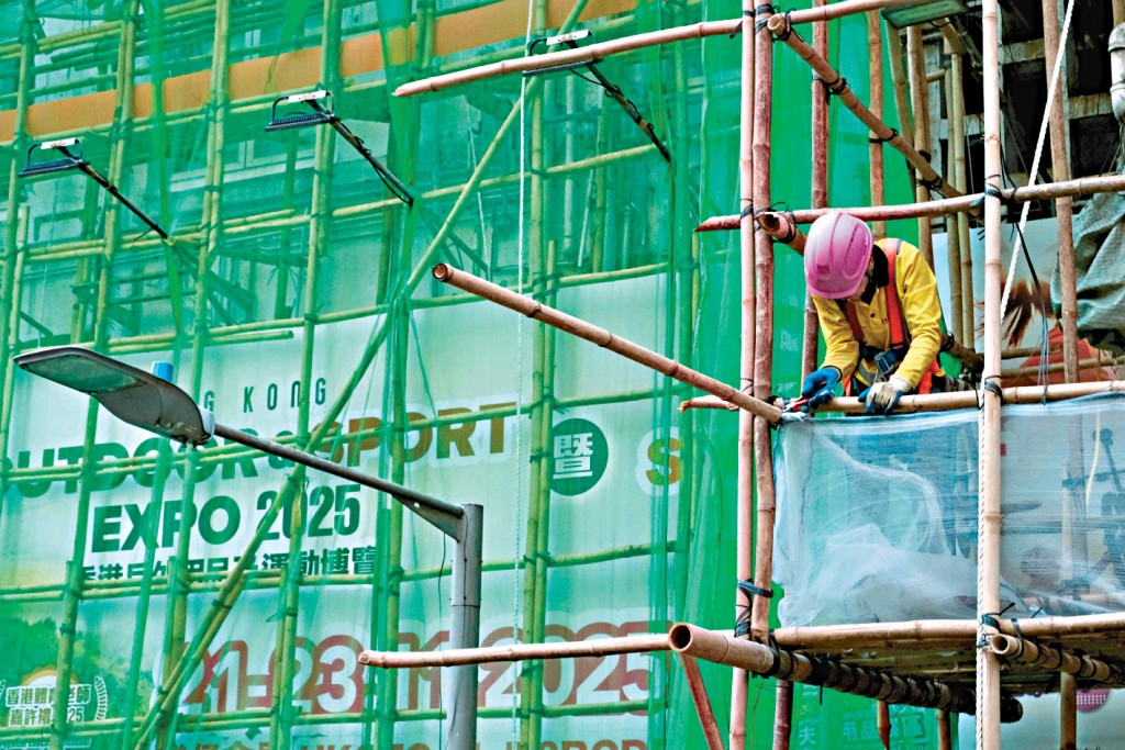 甯漢豪表示，政府已委託建造業議會協助採購合規格的棚網，並以一個月為過渡期。