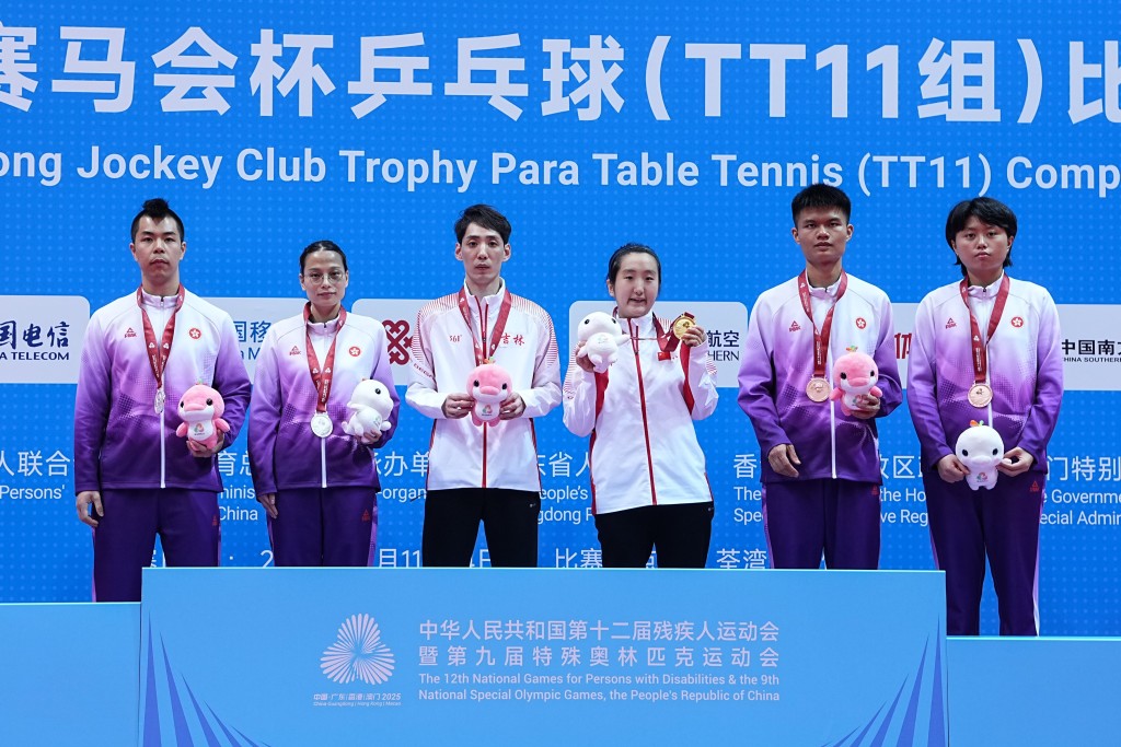 温伟乐(左一)周六先与黄珮淇(左二)在TT11混双得银牌,昨日又在男单及男双挂铜。残特奥会官方图片 温伟乐(左一)周六先与黄珮淇(左二)在TT11混双得银牌,昨日又在男单及男双挂铜。残特奥会官方图片